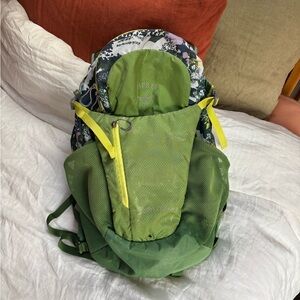 Osprey Daylight Plus Forest Green Backpack with Woodland Print